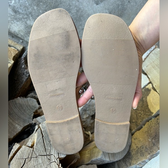 Cushionaire slip on tan women’s Cindy Stud Sandal w/comfort foam sole Sz-8.5. D - Picture 5 of 7